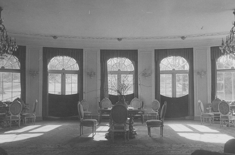 Das Bild zeigt den noch als Offiziersclub genutzten Gartensaal der Redoute in den 50er Jahren des 20. Jahrhunderts