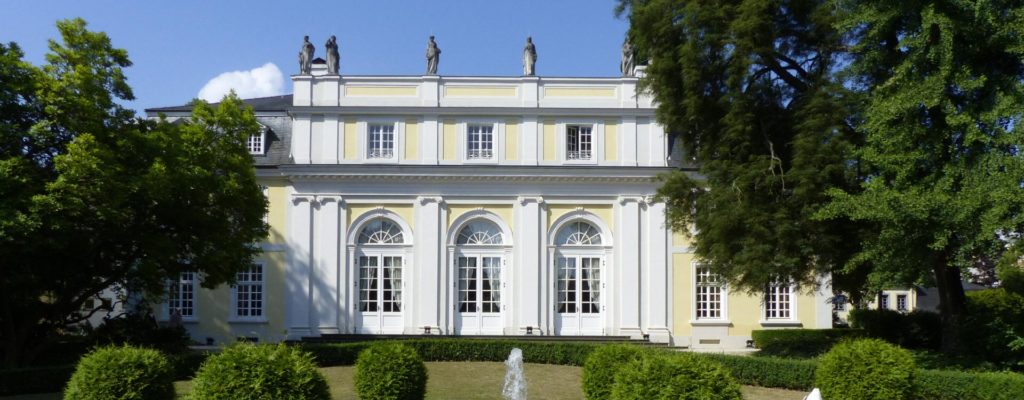 Sitz des Vereins ist die als Ballhaus im klassizistischen Stil um 1790 erbaute Redoute in Bad Godesberg